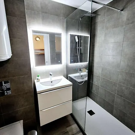 Studio, 4 Couchages, Lumineux, 500 M De La Et Des Commerces...